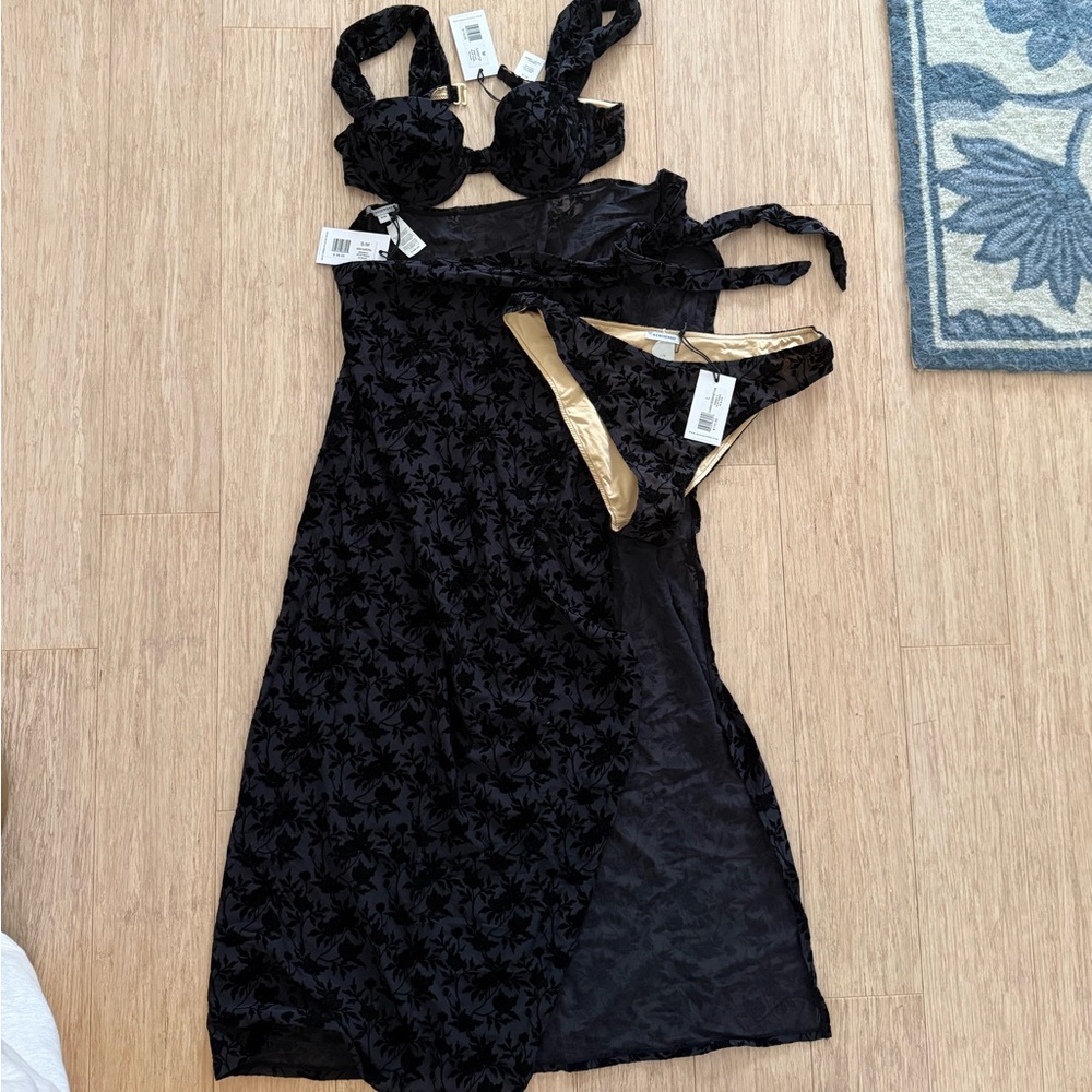 NWT we wore what bikini set with wrap sarong - Picture 3 of 4